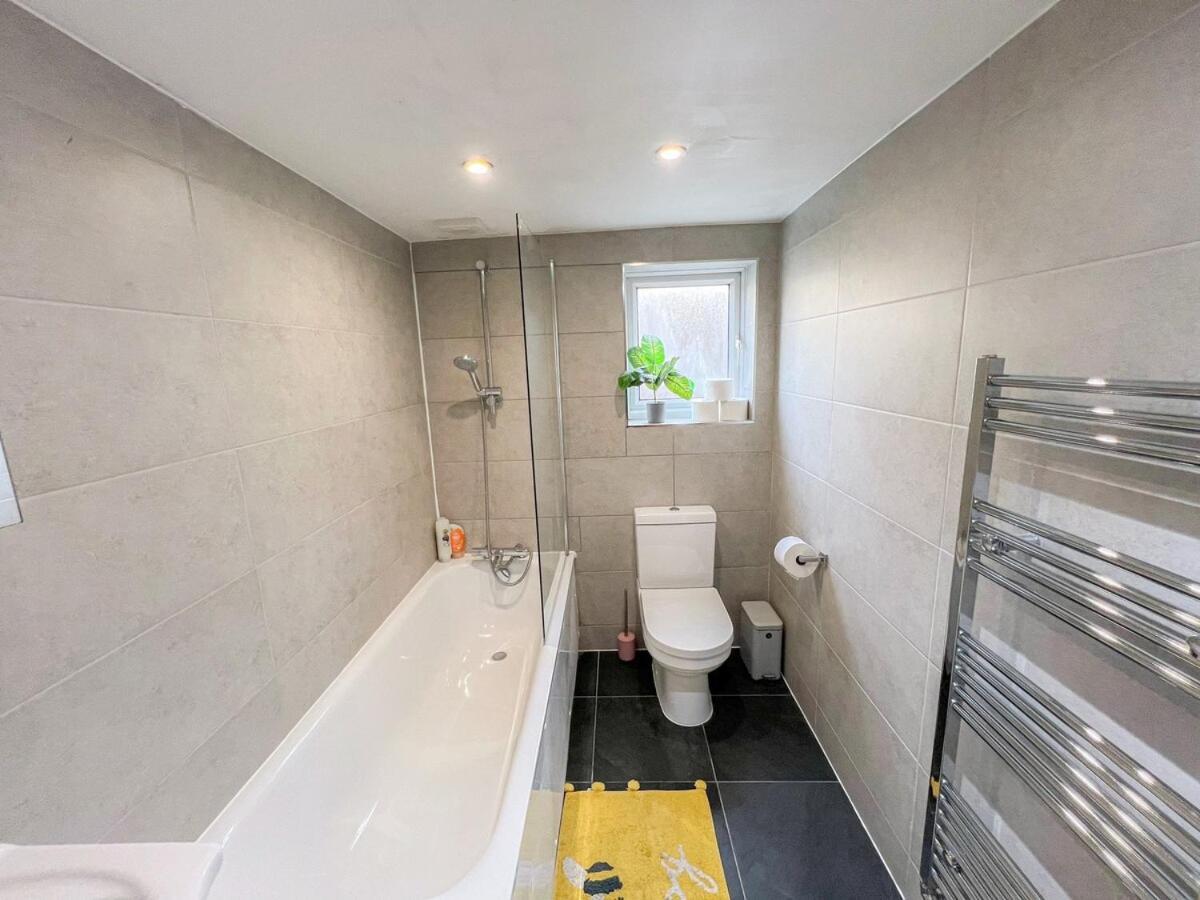 1-Bedroom Flat With Small Garden & Paid Parking In Finsbury Park, Highbury London Luaran gambar