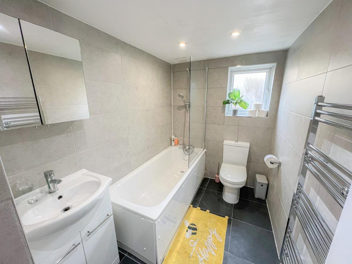 1-Bedroom Flat With Small Garden & Paid Parking In Finsbury Park, Highbury London Luaran gambar
